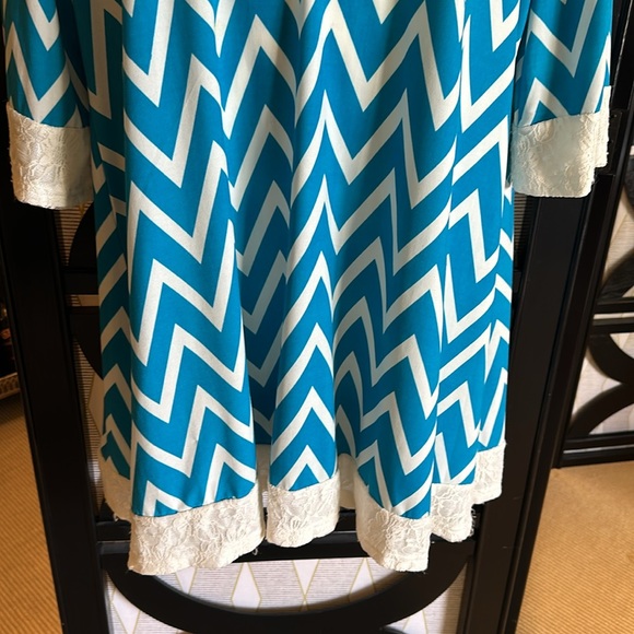 Ice Silk Turquoise & White Chevron Striped Lace Trim 3/4 Sleeved Pull On Dress. - Picture 3 of 10
